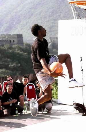 Kobe Bryant visited Great Wall in 2001